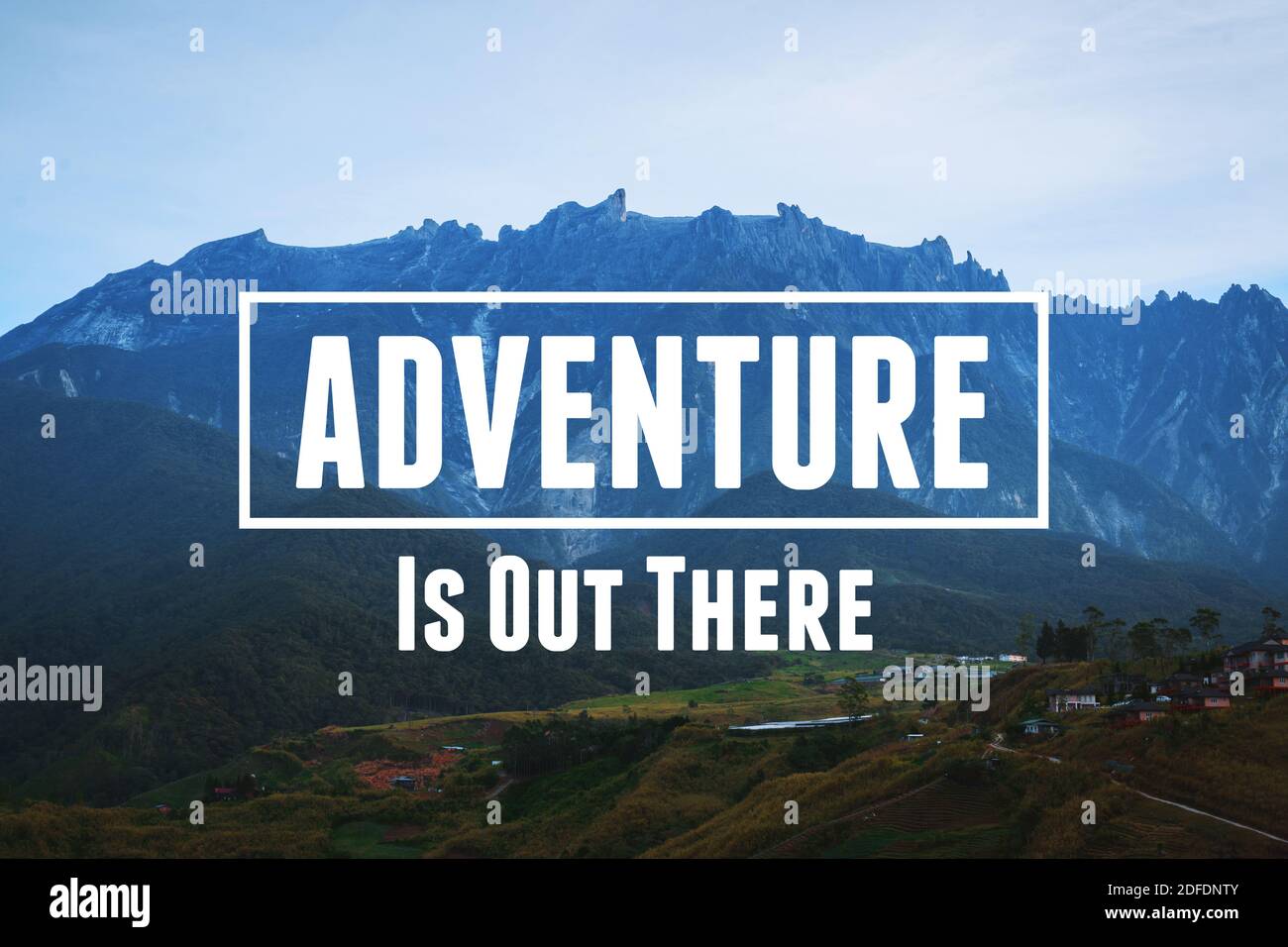 Inspirierendes und motivierendes Zitat. Abenteuer ist da draußen. Berg Gegen Himmel Hintergrund. Stockfoto