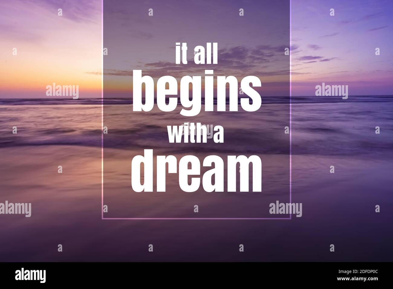Inspirierendes und motivierendes Zitat. Alles beginnt mit einem Traum. Hintergrund Für Sonnenuntergang. Stockfoto