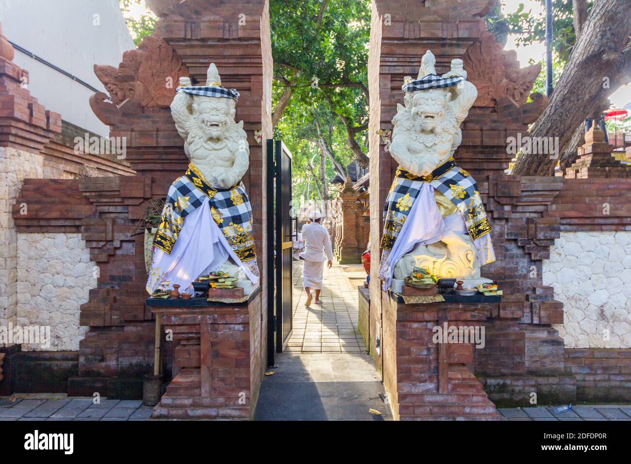 Ein Candi-Bentar oder ein geteiltes Tor eines Tempels in Bali, Indonesien Stockfoto