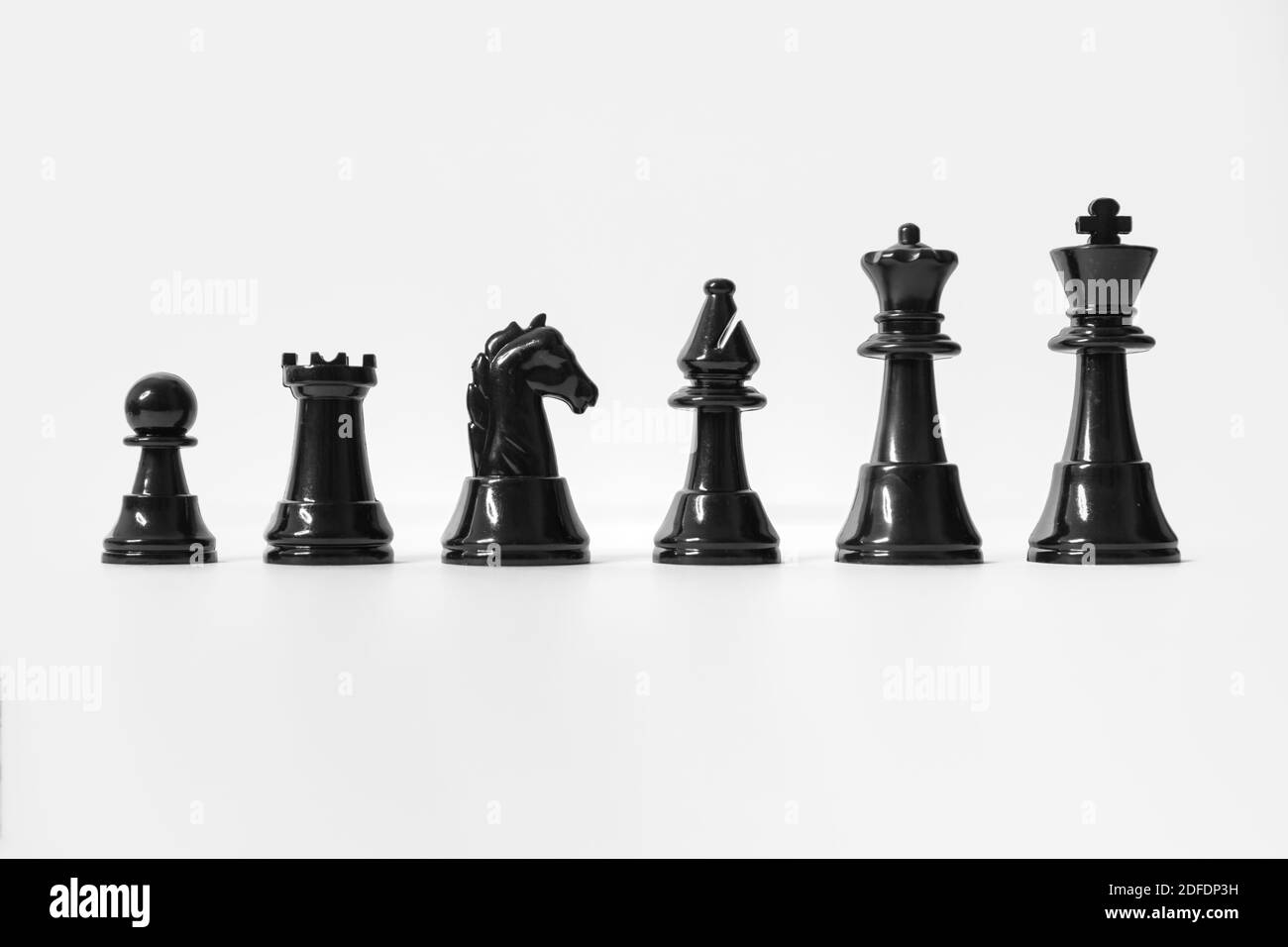 Schachset. Schwarze Schachfiguren isoliert auf weißem Hintergrund. Schachkonzepte. Stockfoto