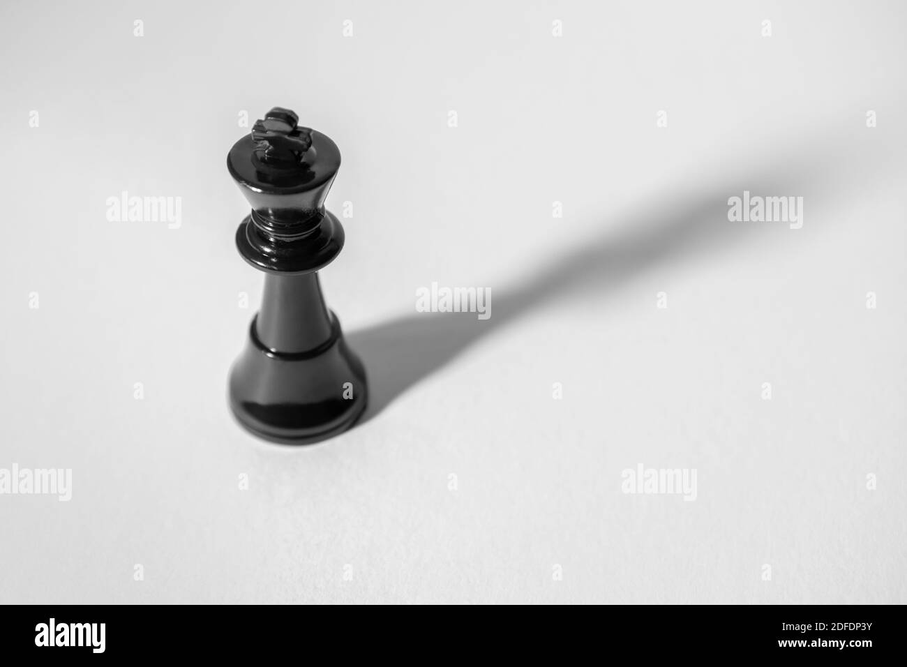 Einzelkönig Schachstück. Schachkonzepte. Führung. Stockfoto
