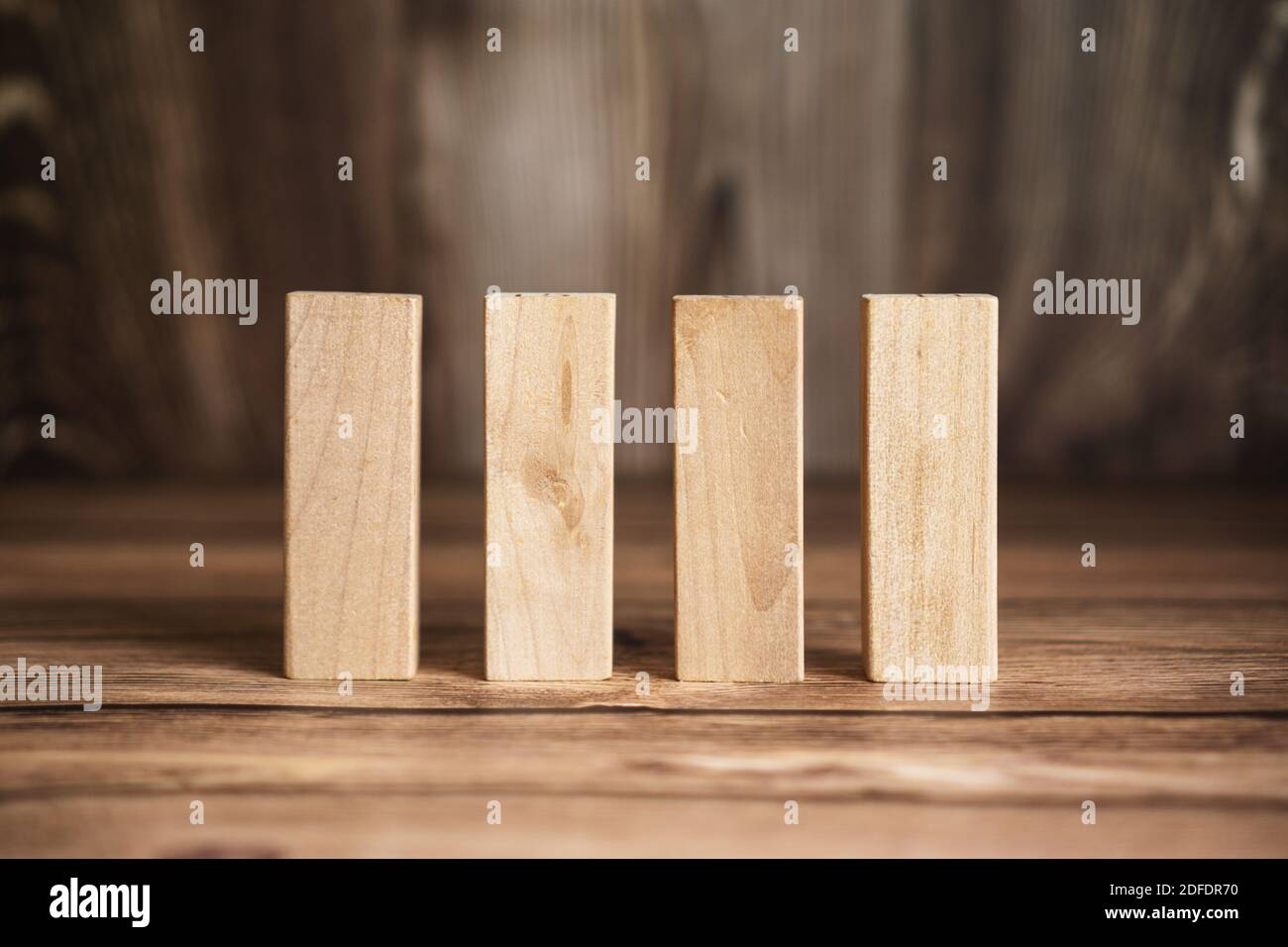 Holzblock auf Holztisch. Konzept Der Einheit. Stockfoto