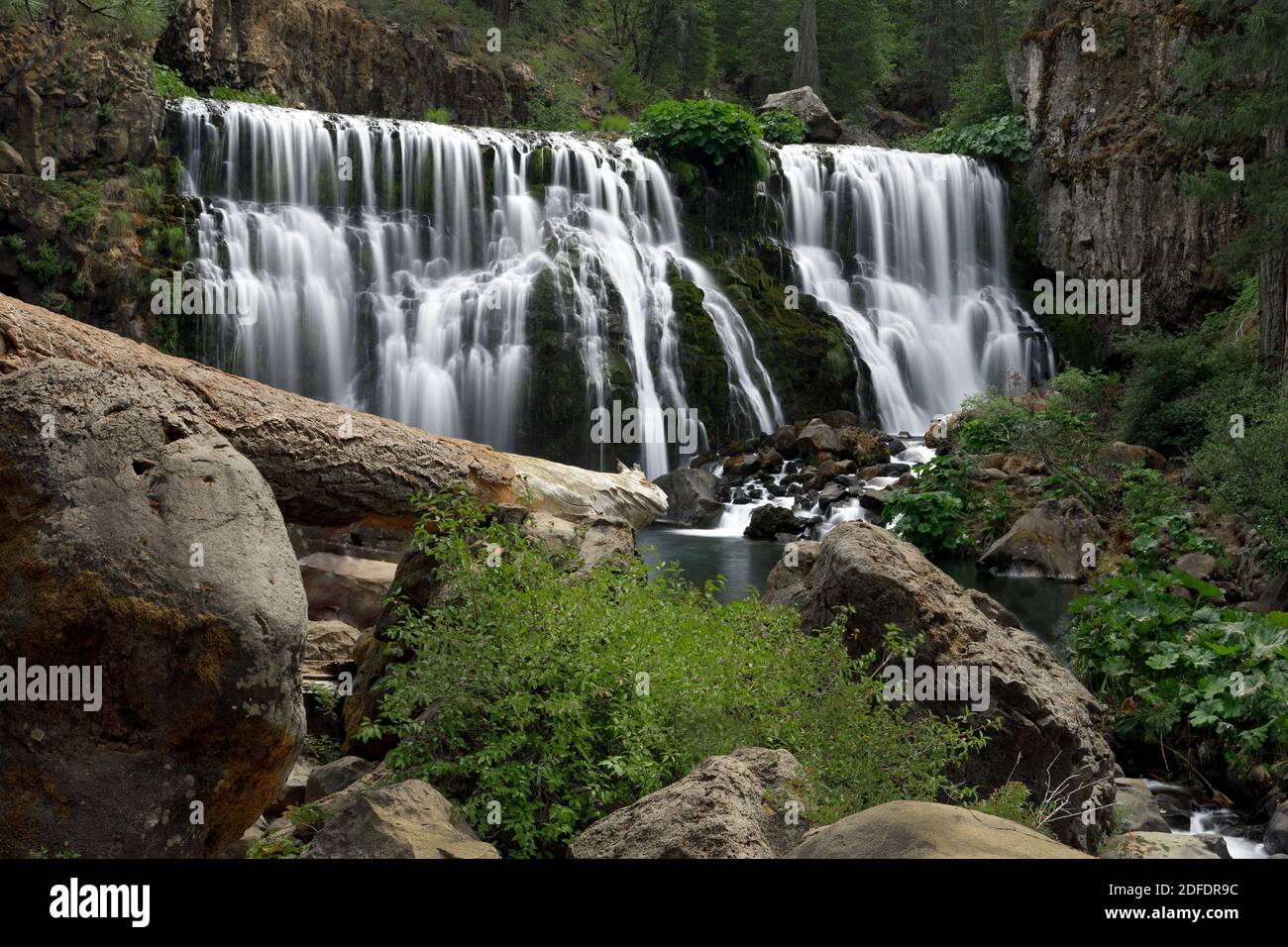 Langzeitbelichtung der mittleren McCloud Falls in Kalifornien Stockfoto