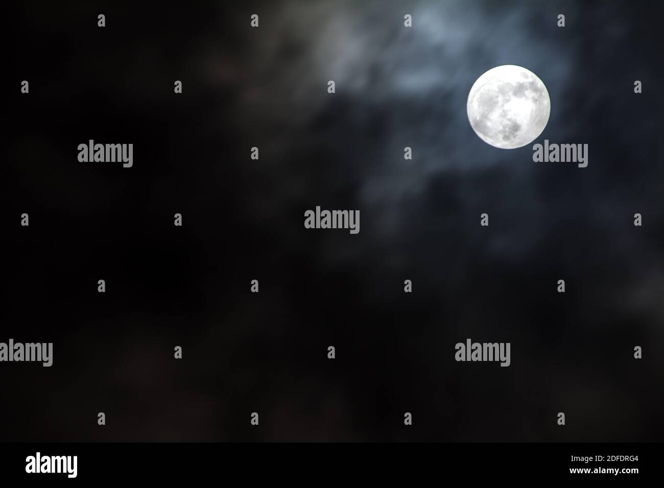 Vollmond, der am dunklen Nachthimmel leuchtet Stockfoto