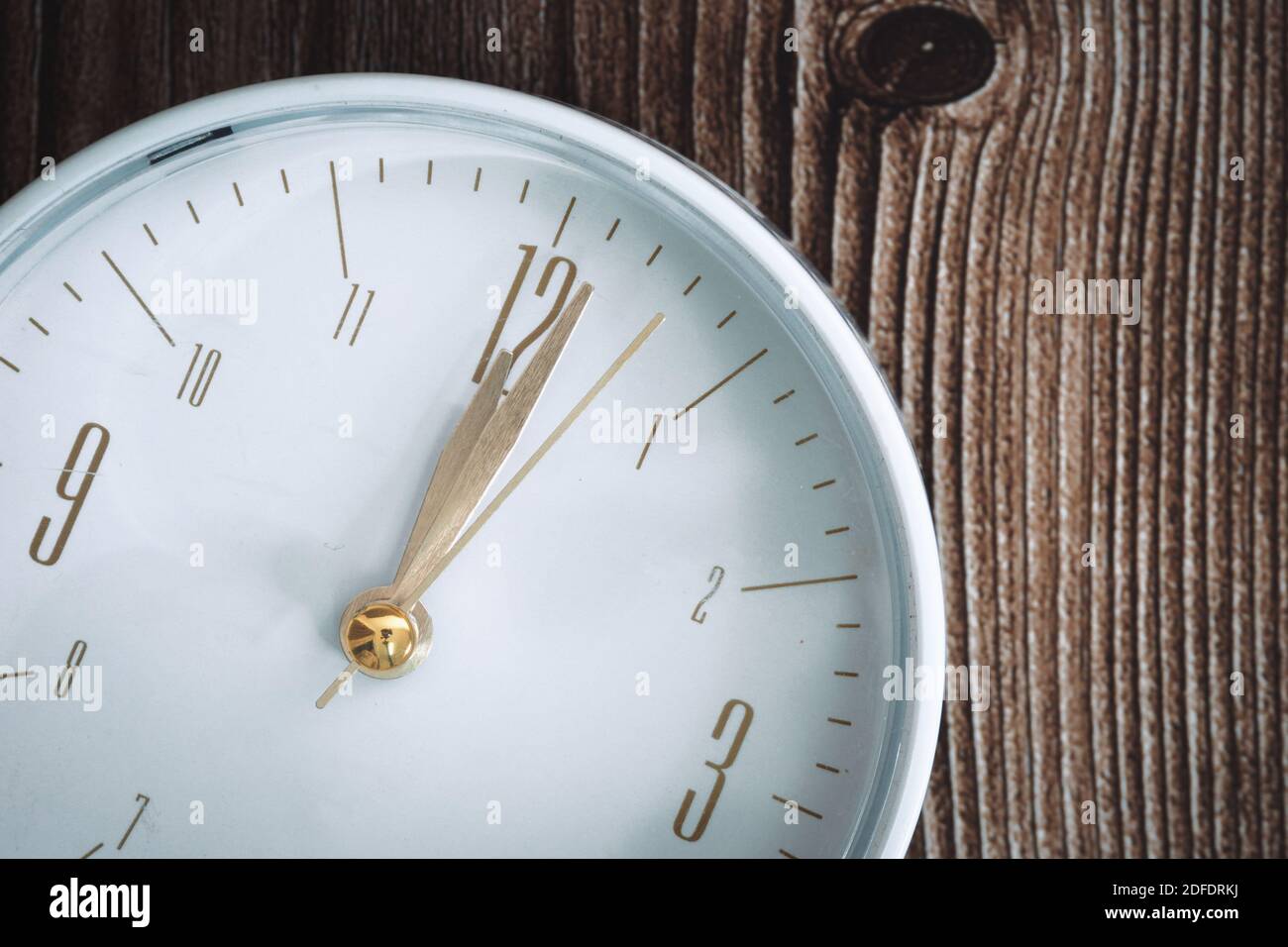 Nach zwölf Uhr. Schließen der Analoguhr. Stockfoto