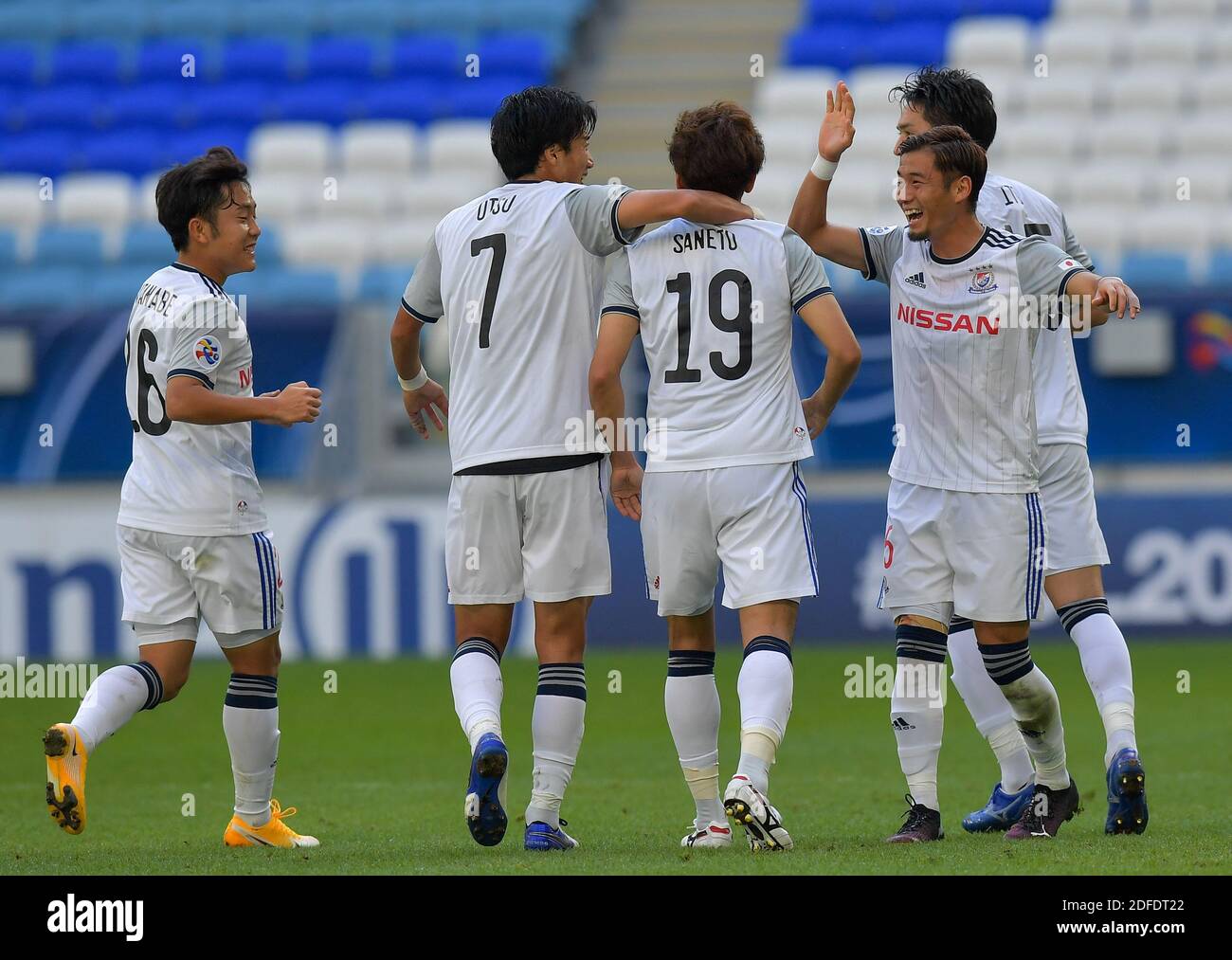 Doha, Katar. Dezember 2020. Yuki Saneto (3. L) von Yokohama F. Marinos feiert mit seinen Teamkollegen, nachdem er während des Gruppe-H-Spiels zwischen Yokohama F. Marinos aus Japan und Sydney FC aus Australien bei der AFC Champions League 2020 in Doha, der Hauptstadt von Katar, am 4. Dezember 2020 ein Tor erzielt hat. Quelle: Nikku/Xinhua/Alamy Live News Stockfoto