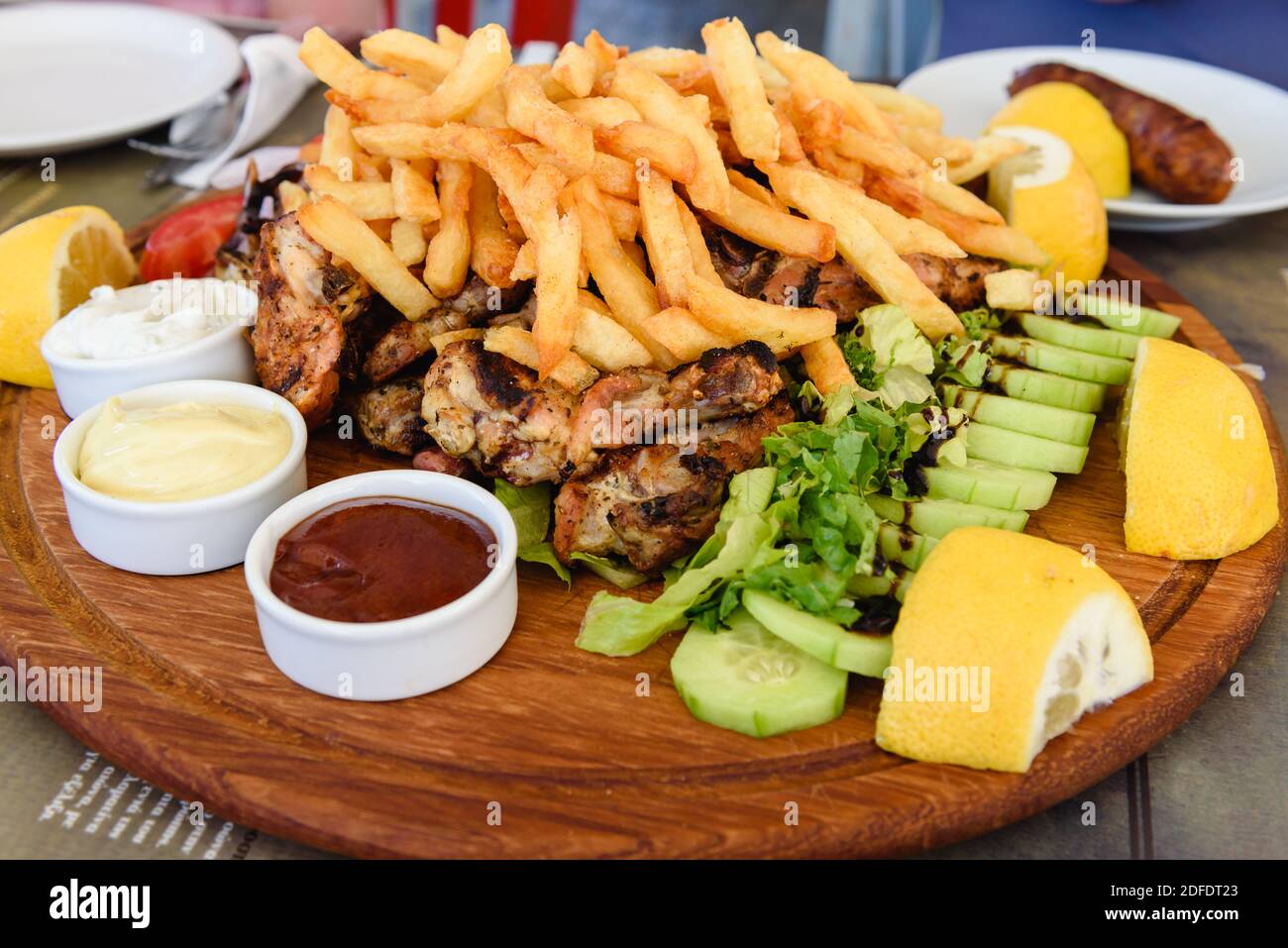 Traditionelle griechische Huhn und Schweinefleisch Souvlaki serviert mit Pommes in der griechischen Taverne. Stockfoto