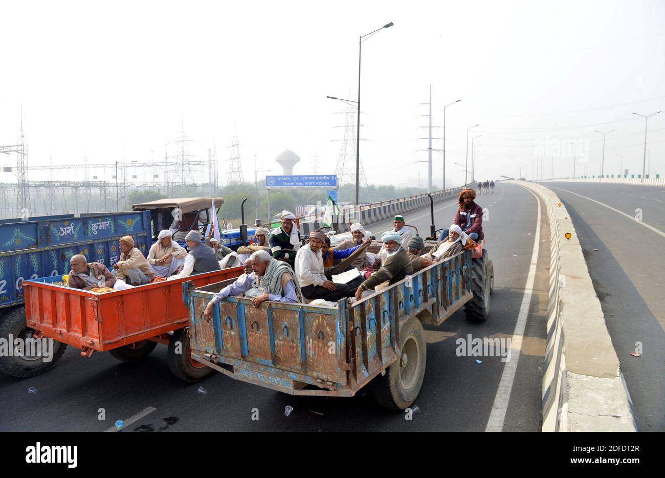 (201204) -- NEU-DELHI, 4. Dezember 2020 (Xinhua) -- Indische Bauern sitzen auf ihren Traktoren, die als Straßensperren an der Grenze zwischen Neu-Delhi und Uttar Pradesh am 9. Tag des Protests gegen die neuen Agrargesetze, 4. Dezember 2020, benutzt werden. (Xinhua/Partha Sarkar) Stockfoto