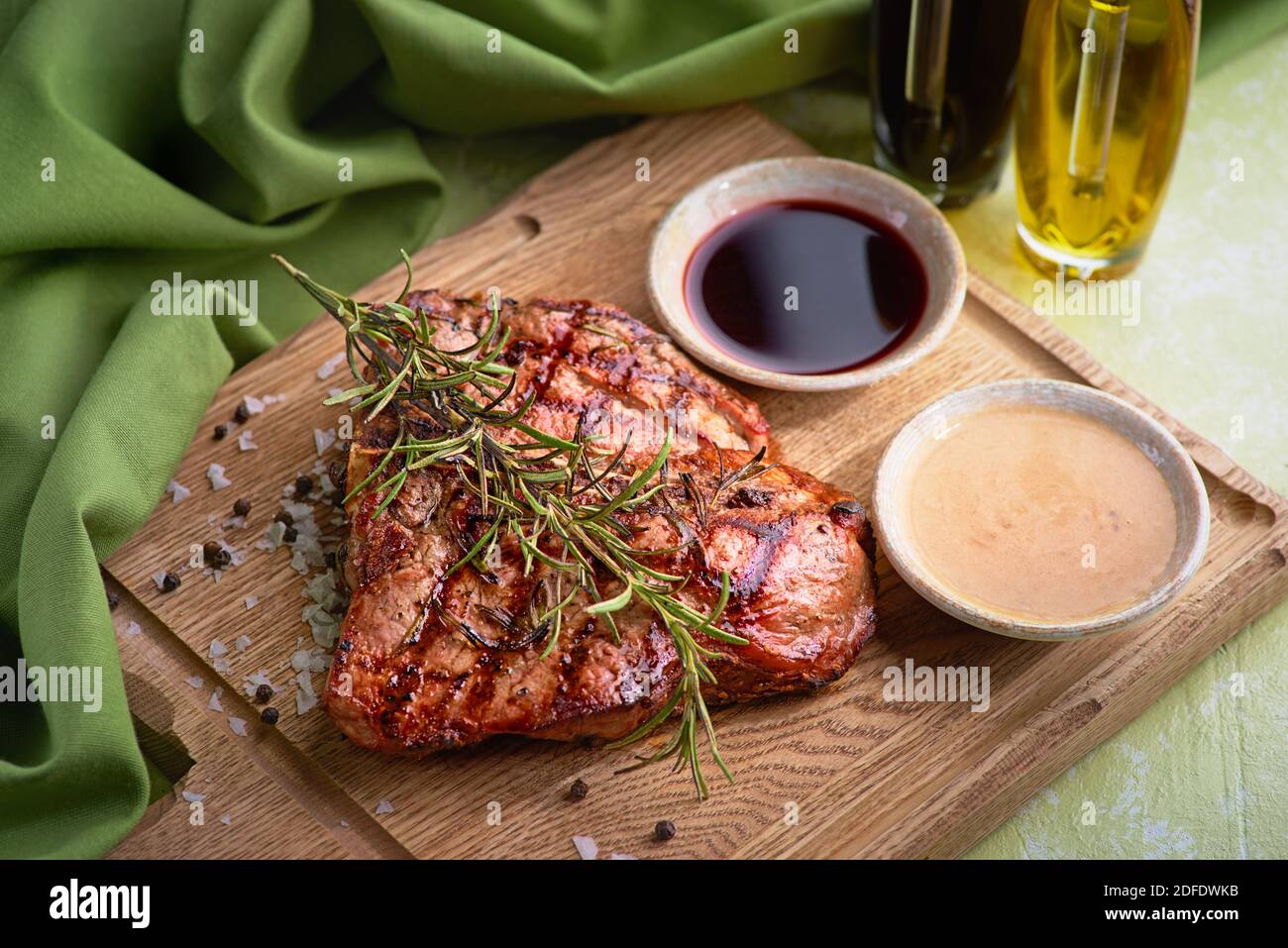 Gegrilltes Florentiner Steak auf einem Schneidebrett. Gekochtes Rindfleisch. Weißer Holzhintergrund. Konzept der gesunden Ernährung für das Menü. Stockfoto