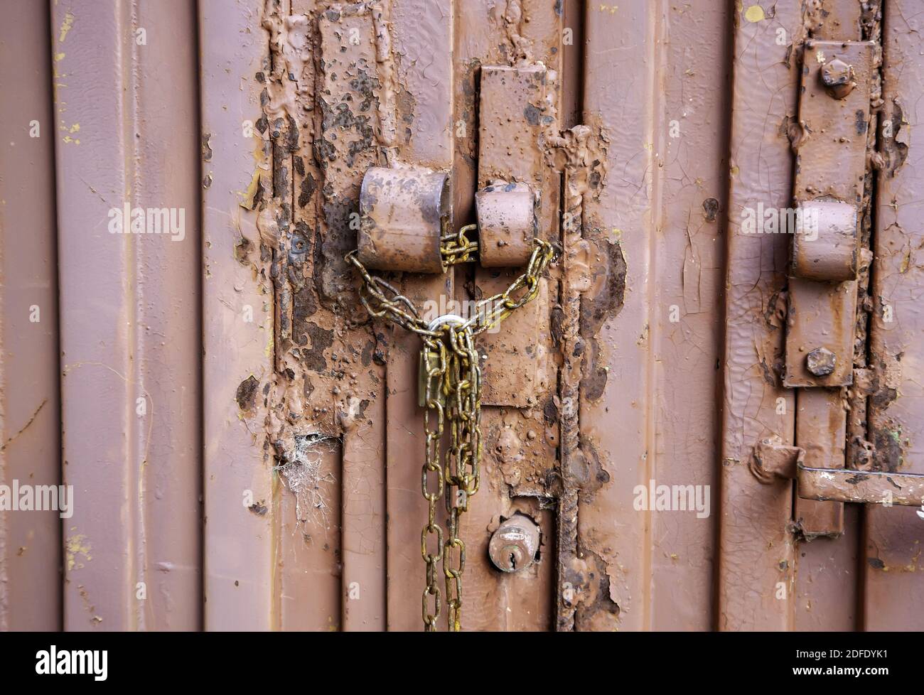 Kette und Vorhängeschloss Industrietür, Bau und Architektur, Schutz Stockfoto