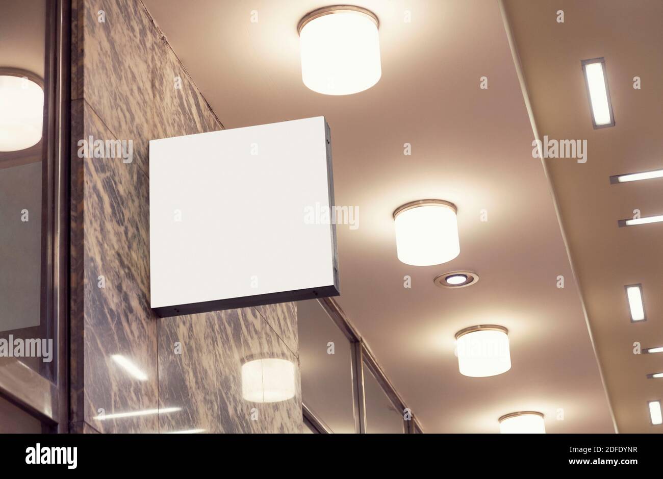 Blank hängende Wandschild, quadratische modernen Stil Outdoor-Signage mit Kopieplatz, Firmenzeichen, um Logo oder Text hinzuzufügen Stockfoto