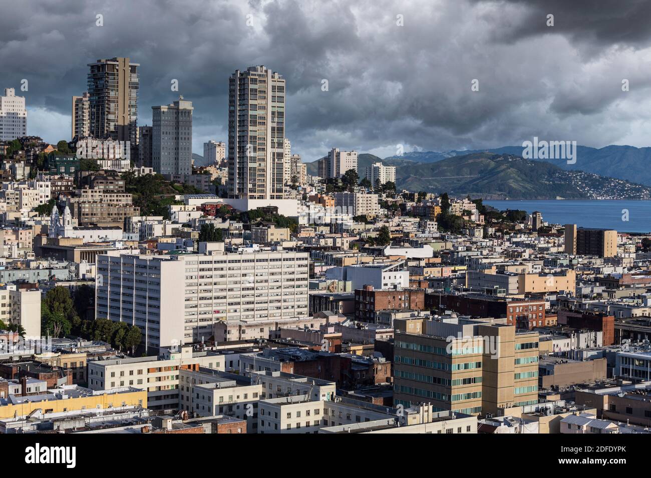 Blick auf den Russian Hill mit Sturmwolken vom Finanzviertel in der Innenstadt von San Francisco. Stockfoto