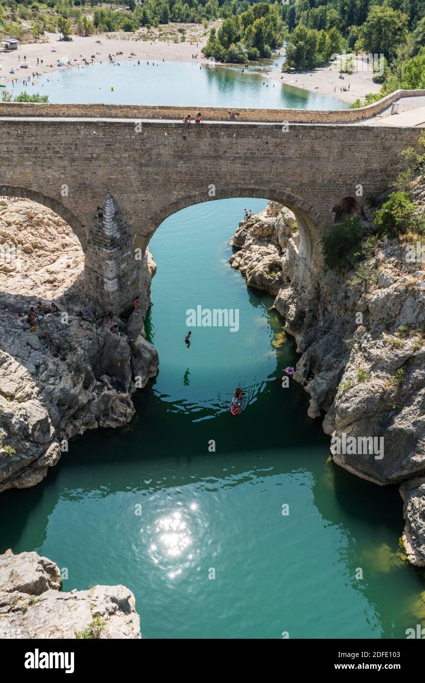 Die Einheimischen schwimmen im Fluss Hérault unterhalb der Pont du Diable, Frankreich, Europa. Stockfoto