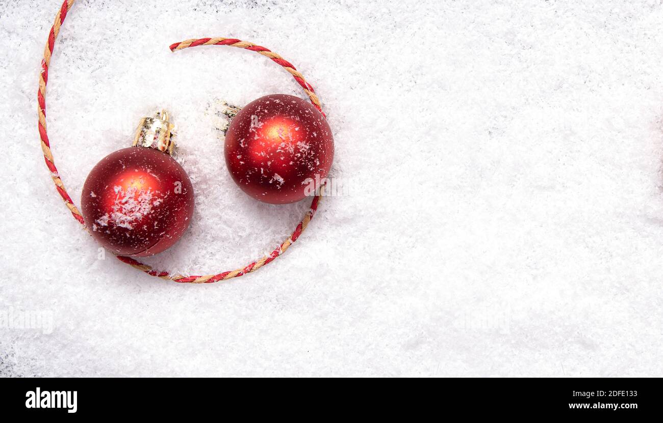 Rote Weihnachtskugeln, Weihnachtsbaumschmuck auf Schnee, Layout, Platz für Text Stockfoto