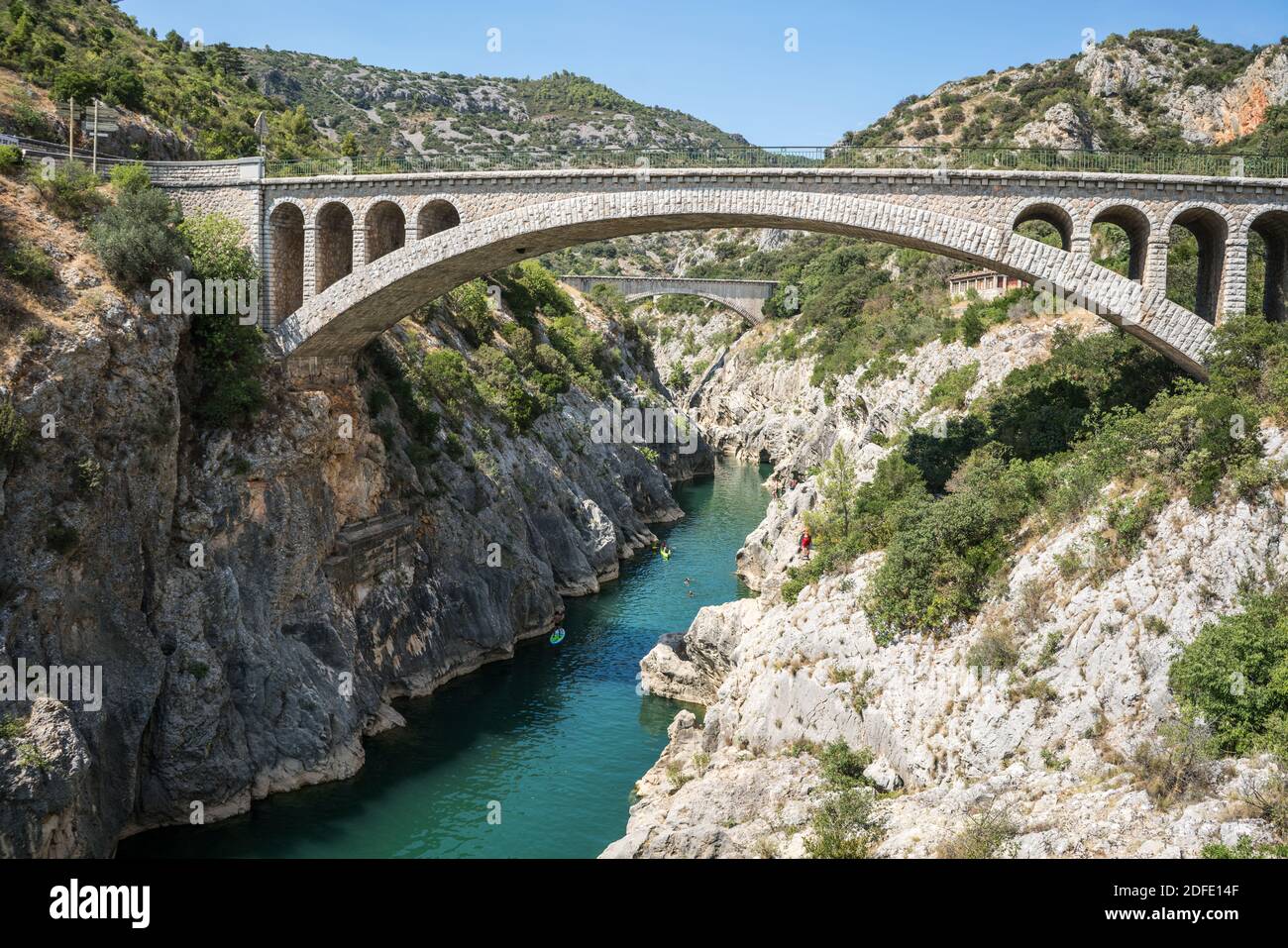 Die Einheimischen schwimmen im Fluss Hérault unterhalb der Pont du Diable, Frankreich, Europa. Stockfoto