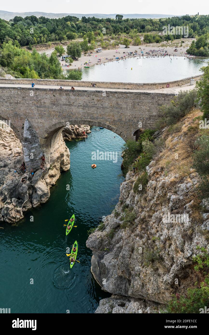 Die Einheimischen schwimmen im Fluss Hérault unterhalb der Pont du Diable, Frankreich, Europa. Stockfoto