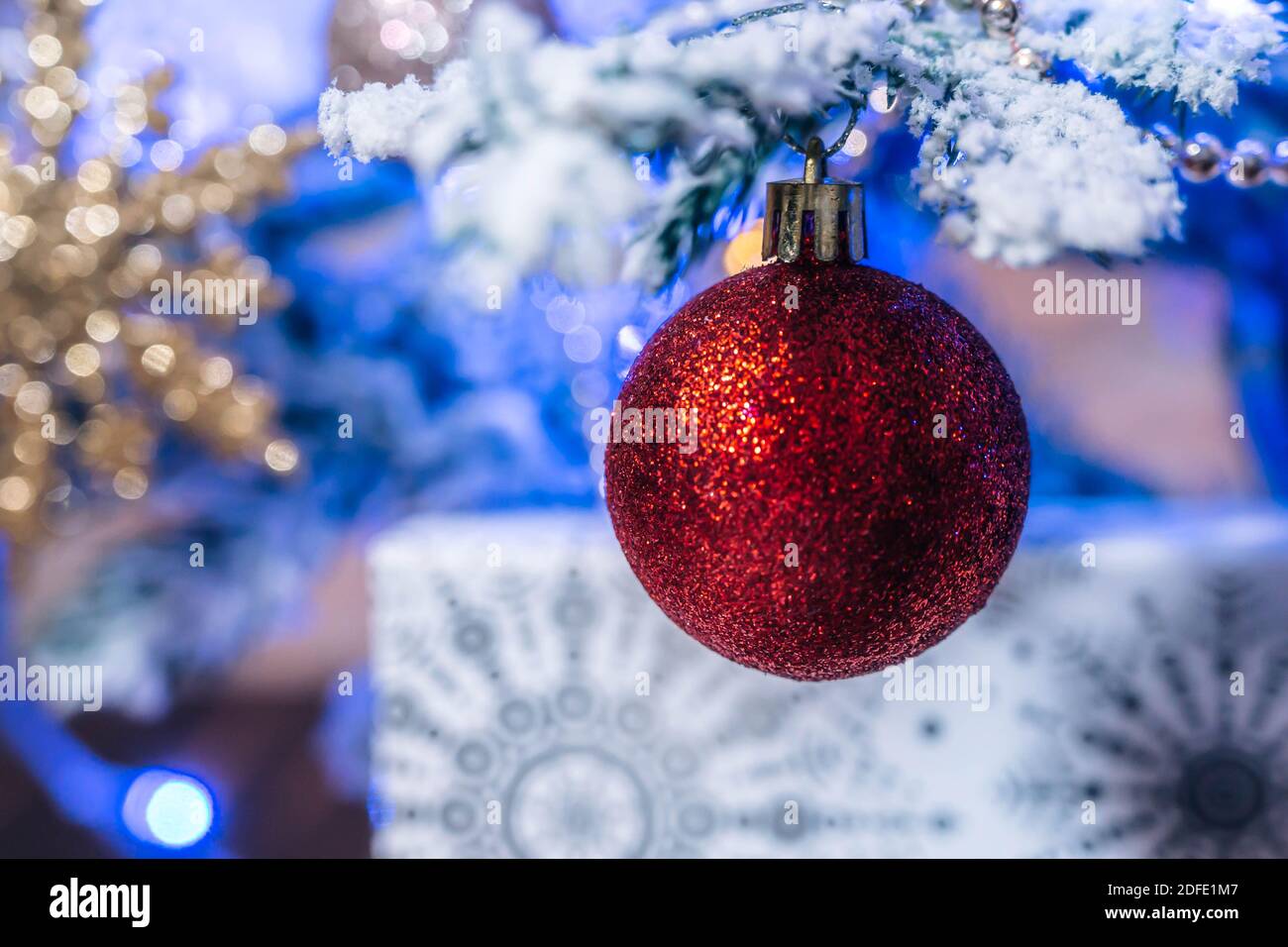 Nahaufnahme von Kugeln auf weihnachtsbaum. Neujahrskonzept. Weihnachtsbaum mit Dekoration. Weihnachtsschmuck auf dem Weihnachtsbaum Stockfoto