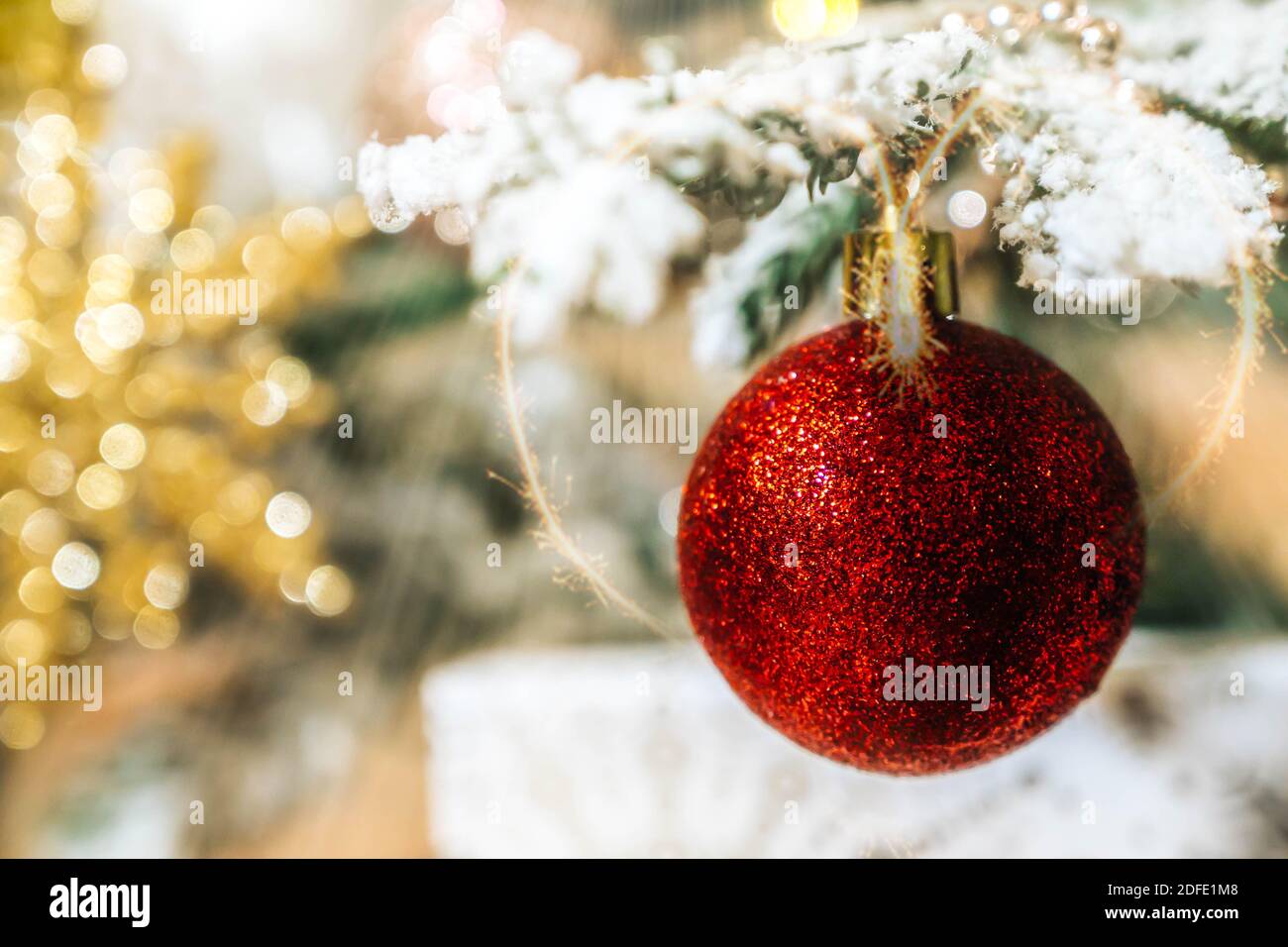 Nahaufnahme von Kugeln auf weihnachtsbaum. Neujahrskonzept. Weihnachtsbaum mit Dekoration. Weihnachtsschmuck auf dem Weihnachtsbaum Stockfoto