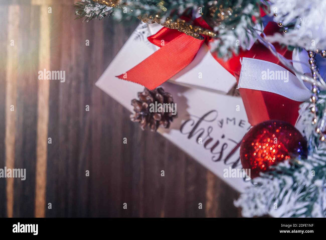 Geschenke Unter Baum Stockfotos Und Bilder Kaufen Alamy