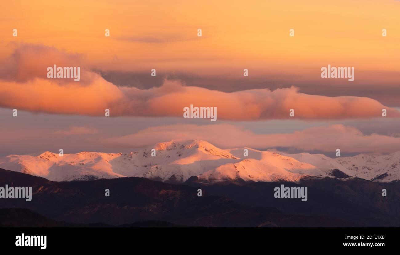 Schneebedecktes Pyrenäen-Panorama bei Sonnenaufgang mit Puigmal (El Ripollès) im Zentrum. Girona, Katalonien, Spanien, Europa. Stockfoto