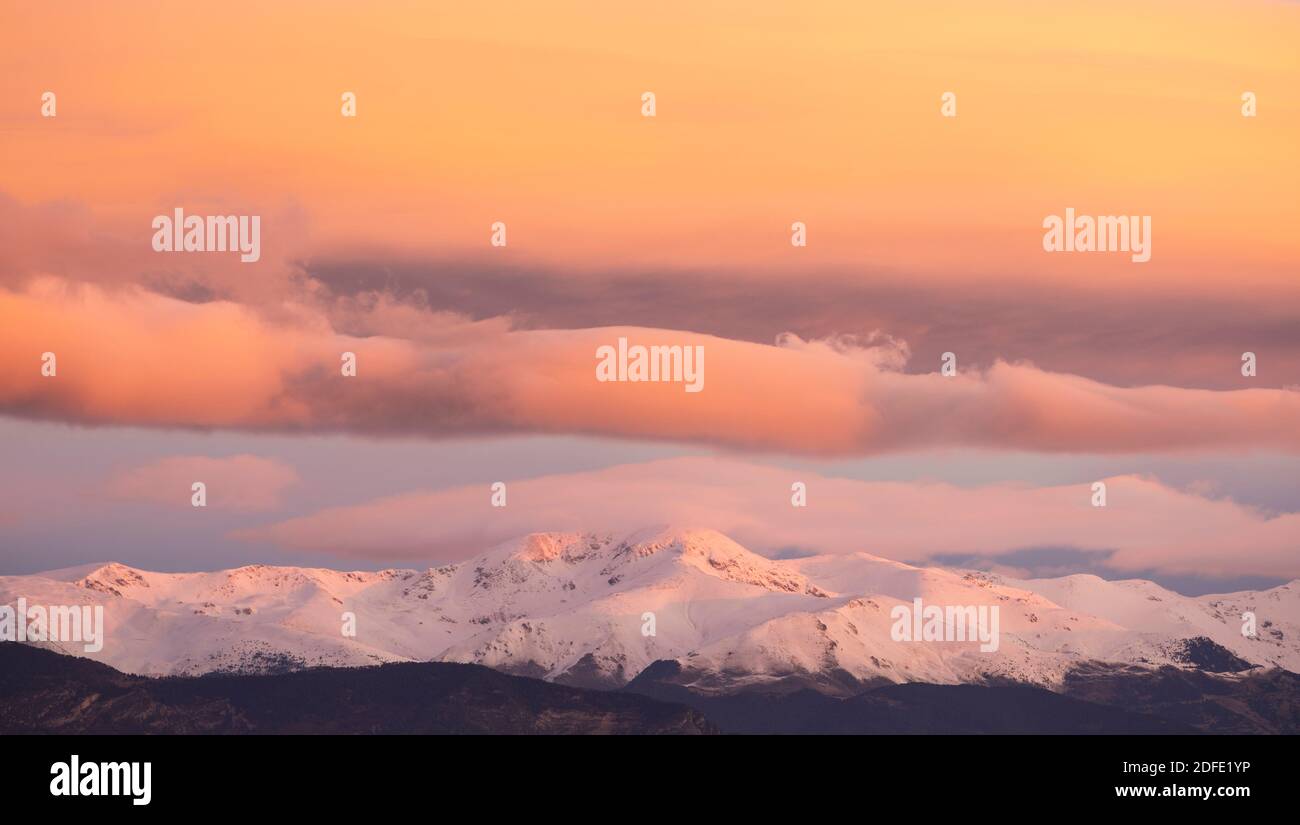 Schneebedecktes Pyrenäen-Panorama bei Sonnenaufgang mit Puigmal (El Ripollès) im Zentrum. Girona, Katalonien, Spanien, Europa. Stockfoto