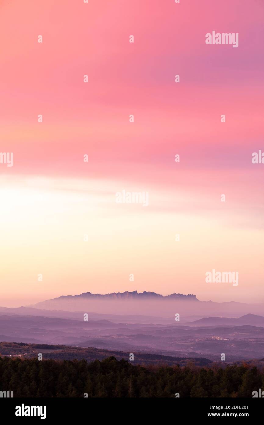 Montserrat Berg bei Sonnenaufgang. Blick vom Els Munts Sanctuary. Sant Agustí del Lluçanes, Osona, Barcelona, Spanien, Europa Stockfoto