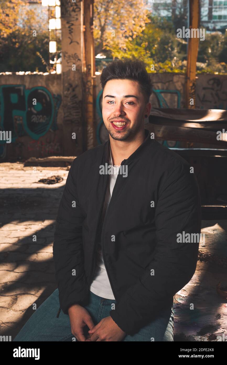 Junger Kaukasier, der in einem verlassenen Pavillon posiert. Stockfoto