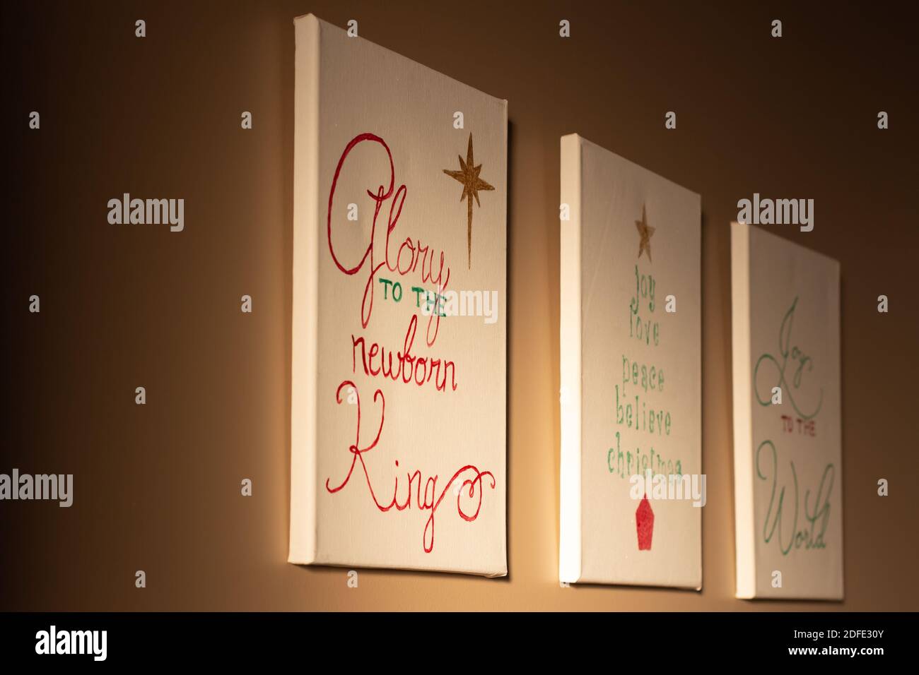 Wort Kunst Gemälde für Weihnachten hängen an der Wand mit Morgenlicht, kopieren Raum, Weihnachten Urlaub Hintergrund Stockfoto