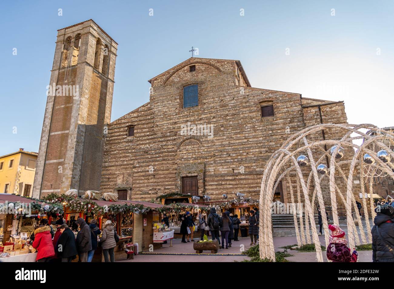 Montepulciano, Toskana, Italien, Dezember 2019: Die Kathedrale von Montepulciano, Cattedrale dell'Assunta befindet sich auf dem Hauptplatz von Montepulciano während der Weihnachtszeit. Stockfoto