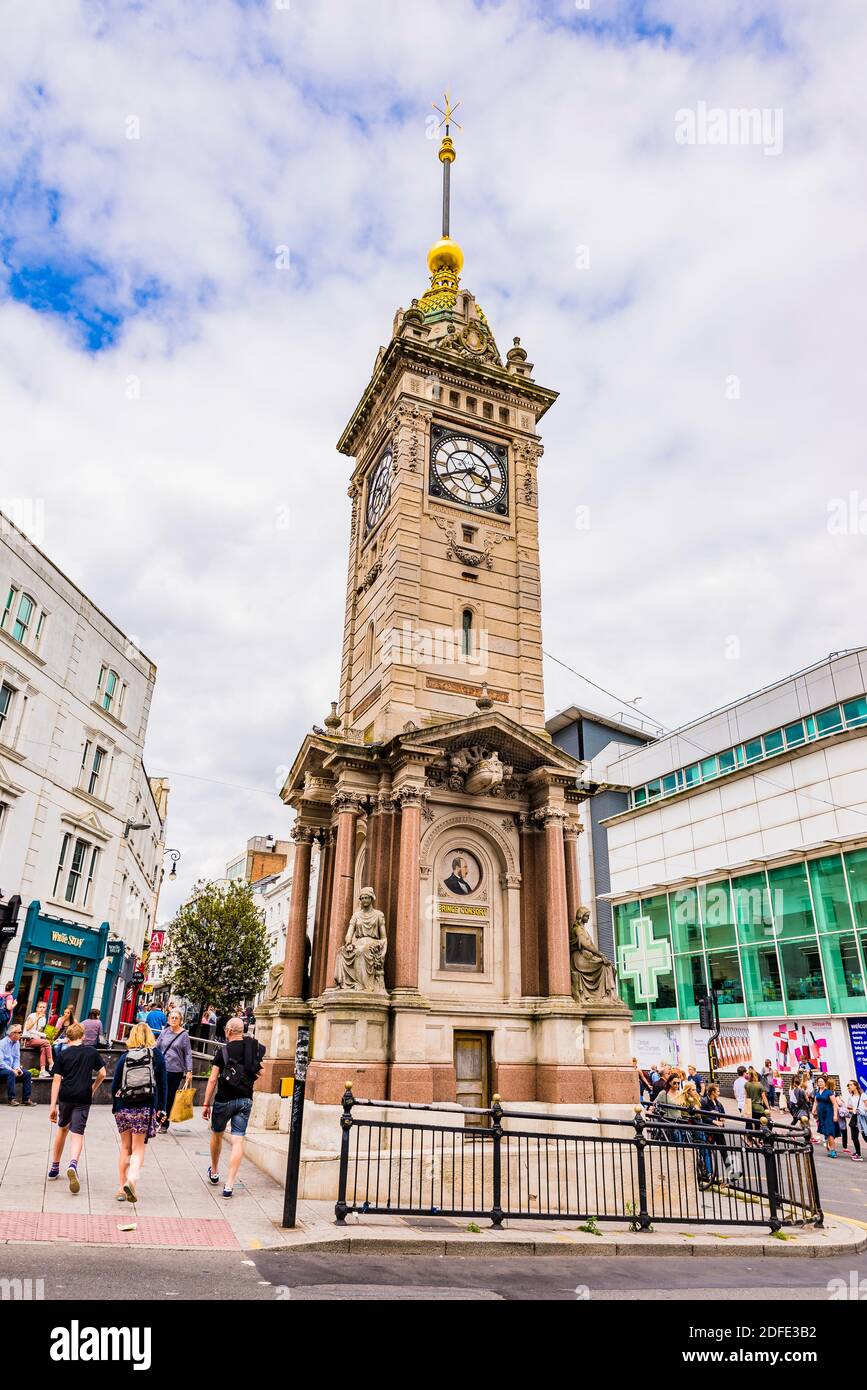 Der Uhrturm, manchmal auch Jubilee Clock Tower genannt, ist ein freistehender Uhrturm im Zentrum von Brighton, Teil der englischen Stadt Brigh Stockfoto