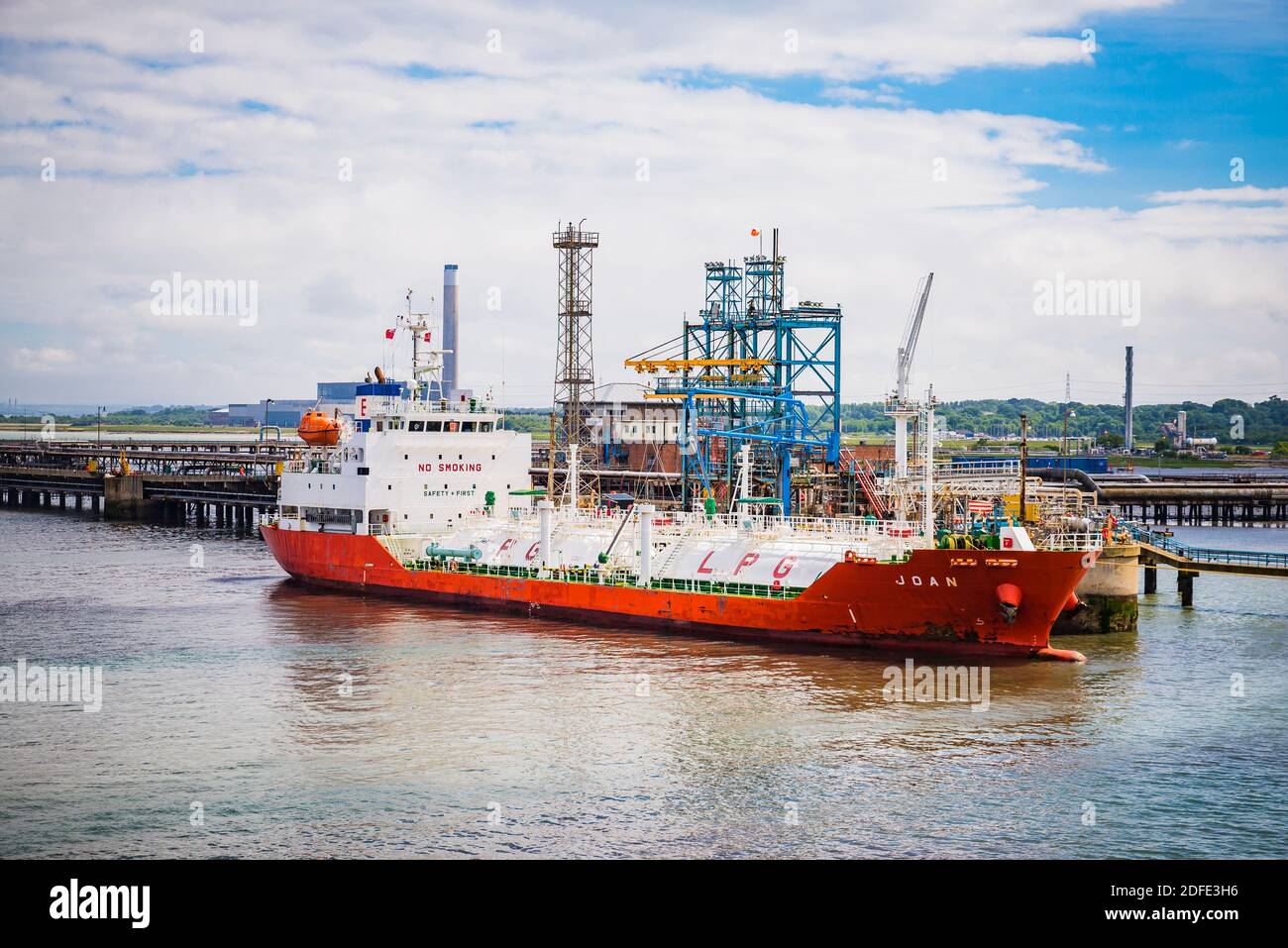 JOAN, LPG-Tanker am Fawley Marine Terminal auf Southampton Water. Southampton, Hampshire, England, Vereinigtes Königreich, Europa Stockfoto