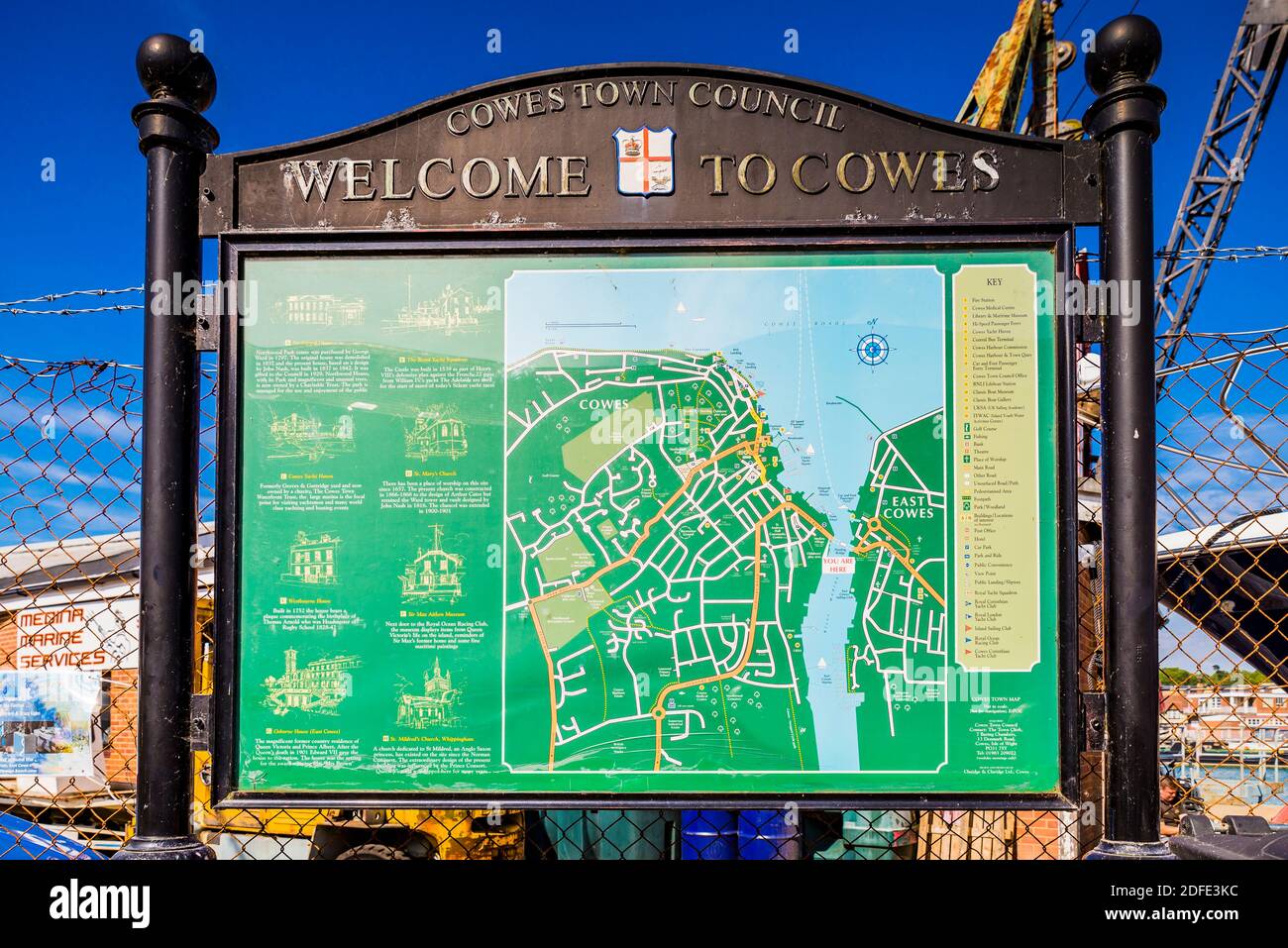 Vertikale Beschilderung. Touristische Karte von Cowes. Cowes Town Council. Cowes, Isle of Wight, England, Vereinigtes Königreich, Europa Stockfoto