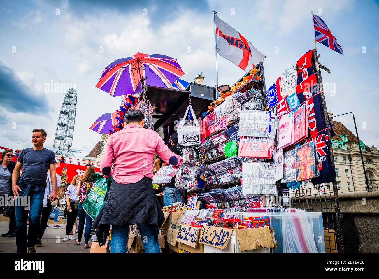 Westminster Bridge, Souvenirstand für Touristen. London, England, Vereinigtes Königreich, Europa Stockfoto