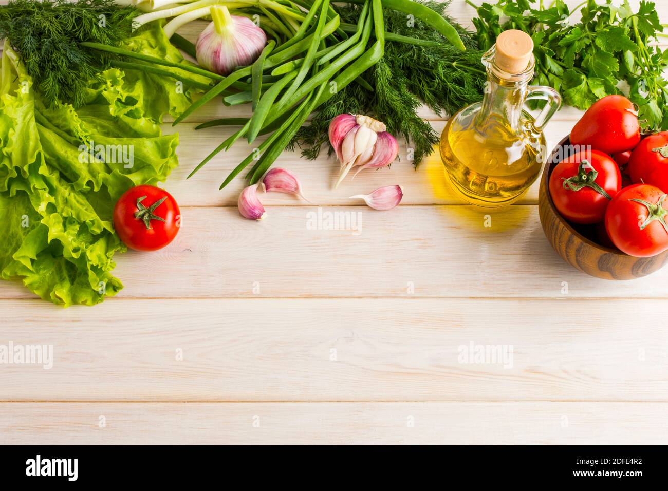 Frisches Gemüse und Olivenöl Hintergrund kopieren Raum. Reifes Gemüse. Frisches Gemüse. Gesunde Ernährung Konzept. Vegetarisches Essen. Gesunde Ernährung. Stockfoto
