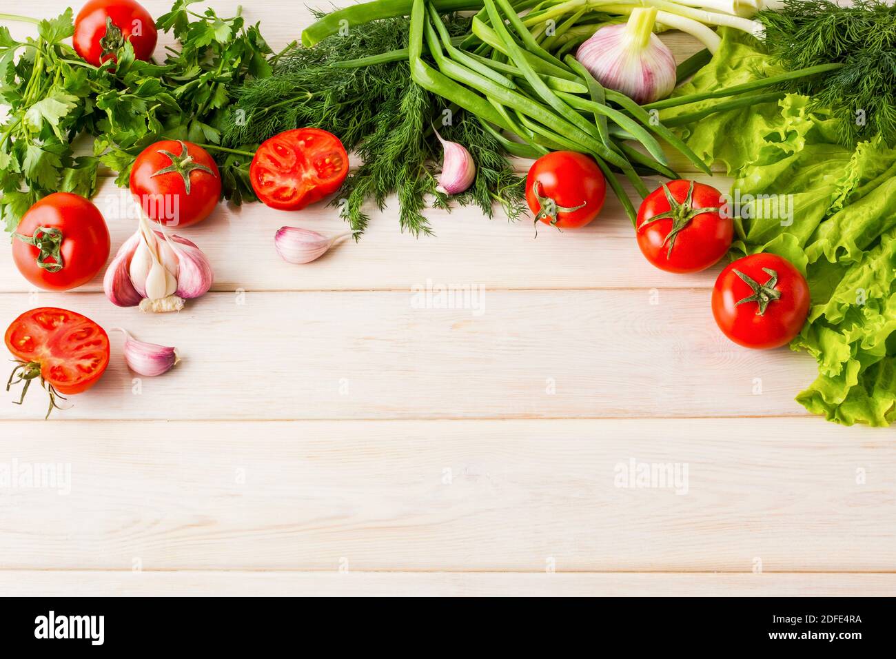 Frisches Gemüse auf dem hölzernen Hintergrund kopieren Raum. Gesunde Ernährung Hintergrund. Entgiftung oder vegetarisches Konzept mit frischem Gemüse. Stockfoto