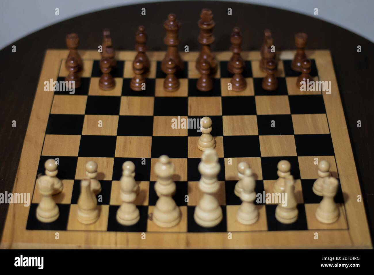 Eine Aufnahme eines Schachbretts mit Stücken während des Winkels Ein Spiel Stockfoto