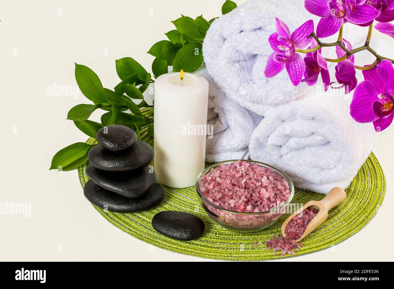 Spa-Dekor-Konzept mit rosa Meersalz. Spa. Spa-Behandlung. Spa-Konzept. Spa-Massage Stockfoto