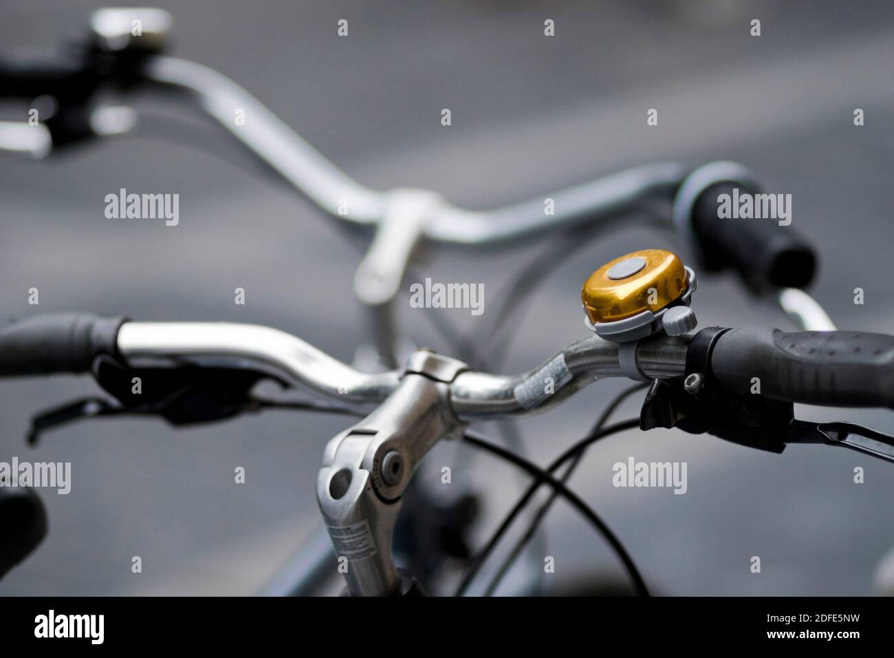 Nahaufnahme einer goldenen Ringglocke von einem Fahrrad. Stockfoto