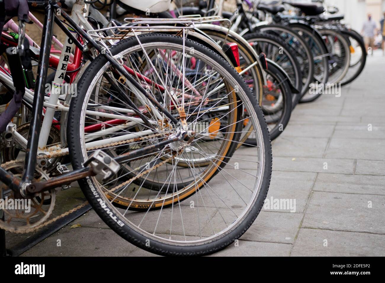 Nahaufnahme von Fahrrädern, die auf der Straße geparkt sind (San Sebastián, Guipúzcoa). Stockfoto