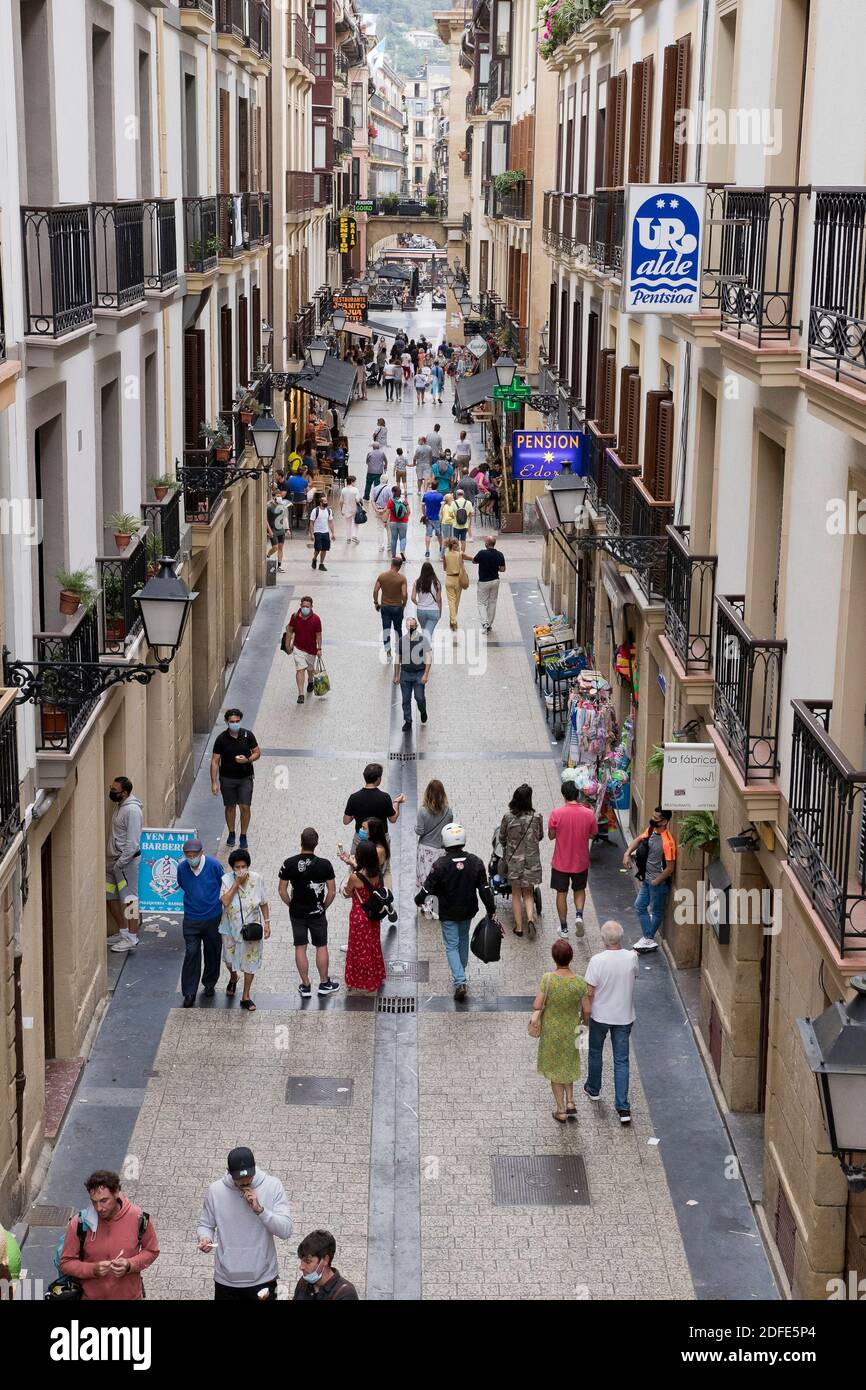 Menschen in der Altstadt von Parte Vieja San Sebastián, Guipúzcoa. Stockfoto
