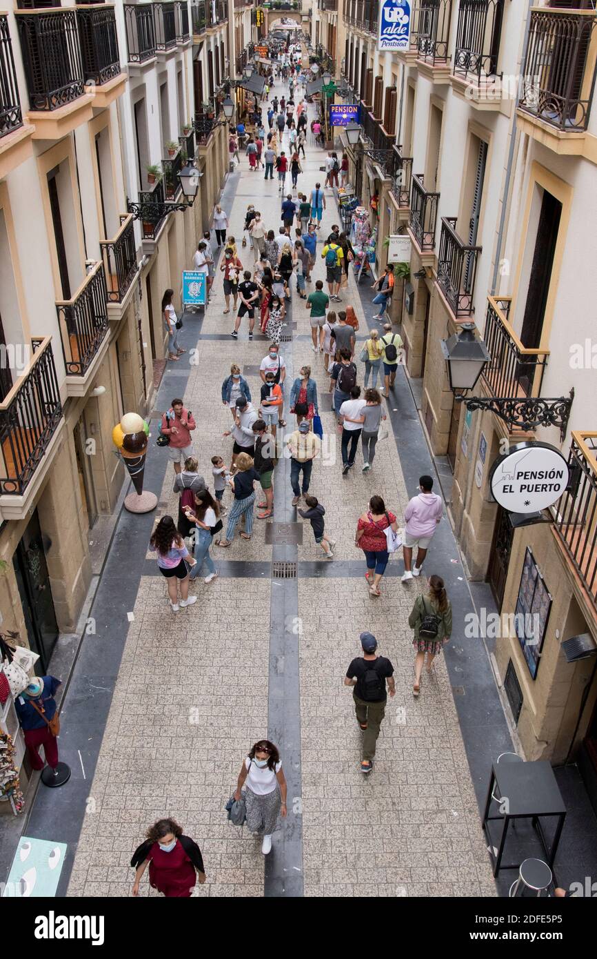 Weitwinkelansicht einer Straße von der Stadt Parte Vieja (Altstadt) in San Sebastián, Guipúzcoa. Stockfoto