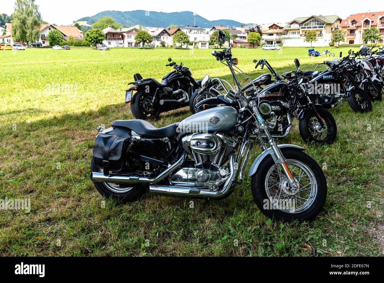 Mondsee, Österreich - 5. August 2017: Oldtimer-Motorrad auf grünem Park in einer Motorradmesse Stockfoto