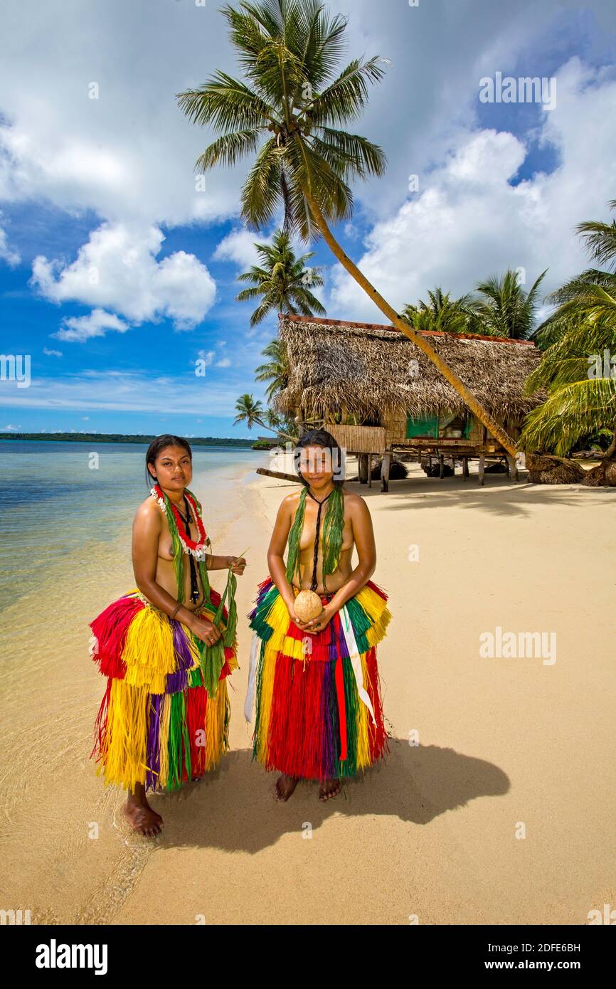 Diese jungen Mädchen (MR) sind im traditionellen Outfit für kulturelle Zeremonien auf der Insel Yap in Mikronesien. Stockfoto