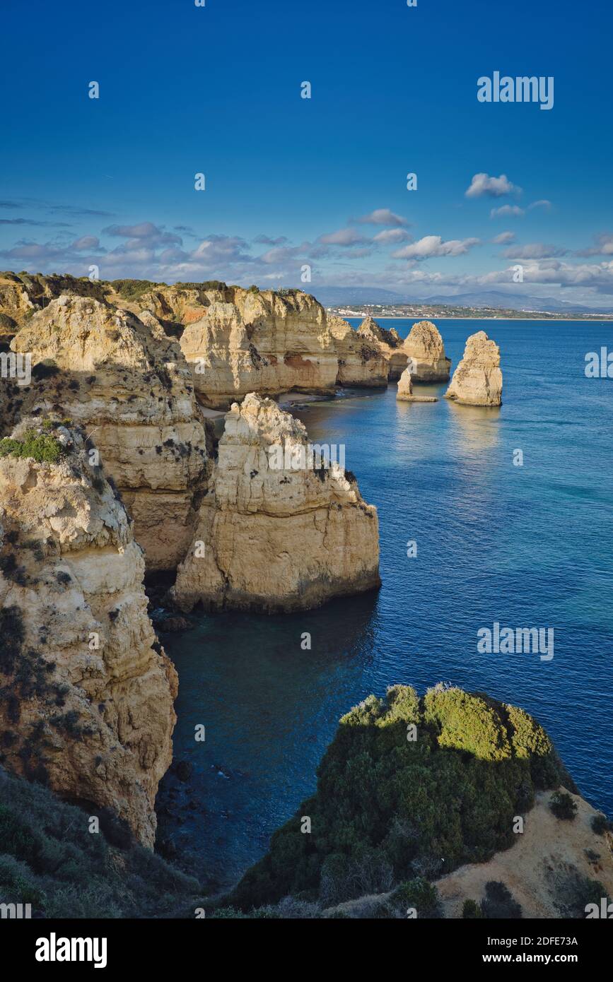 Foto von praia da marinha in Faro Portugal, bei Sonnenuntergang. Stockfoto