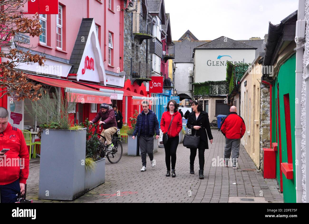 Bunt bemalte Cafés und Geschäfte in einer belebten, interessanten Seitenstraße von Killarny, County Kerry, Irland. Stockfoto
