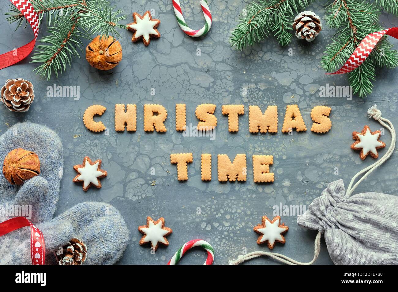 Text Weihnachtszeit aus Cookies gemacht. Weihnachten flach legen mit natürlichen biologisch abbaubaren Dekorationen. Stockfoto