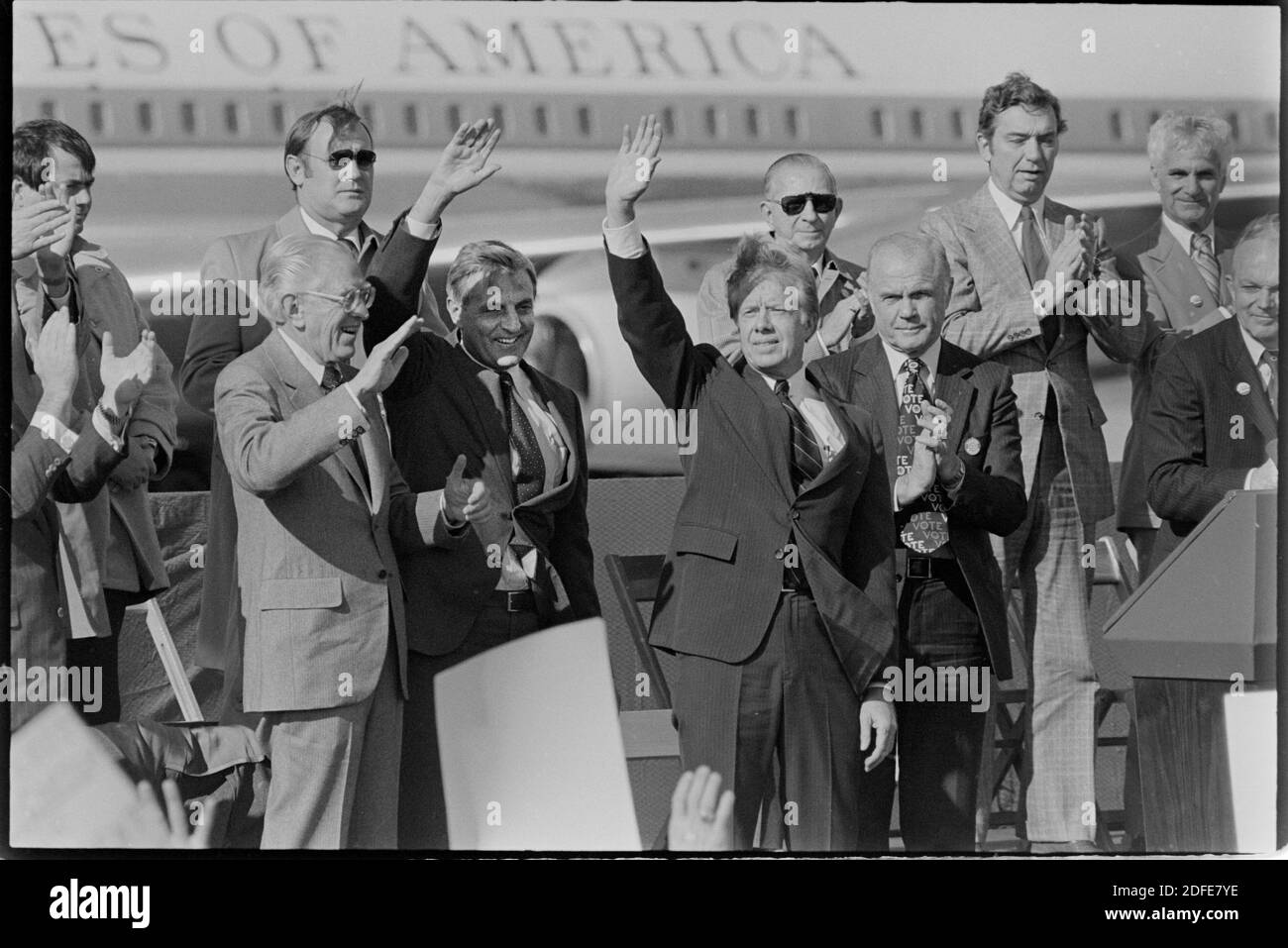 Präsident Jimmy Carter und Vizepräsident Walter Mondale machen 1980 einen Wahlkampfstopp in Cleveland Ohio. Auf der linken Seite befindet sich US-Senator Howard Metzenbaum. Rechts sehen Sie US Senator John Glenn und US-Repräsentant John Seiberling. Ernie Mastroianni Foto Stockfoto