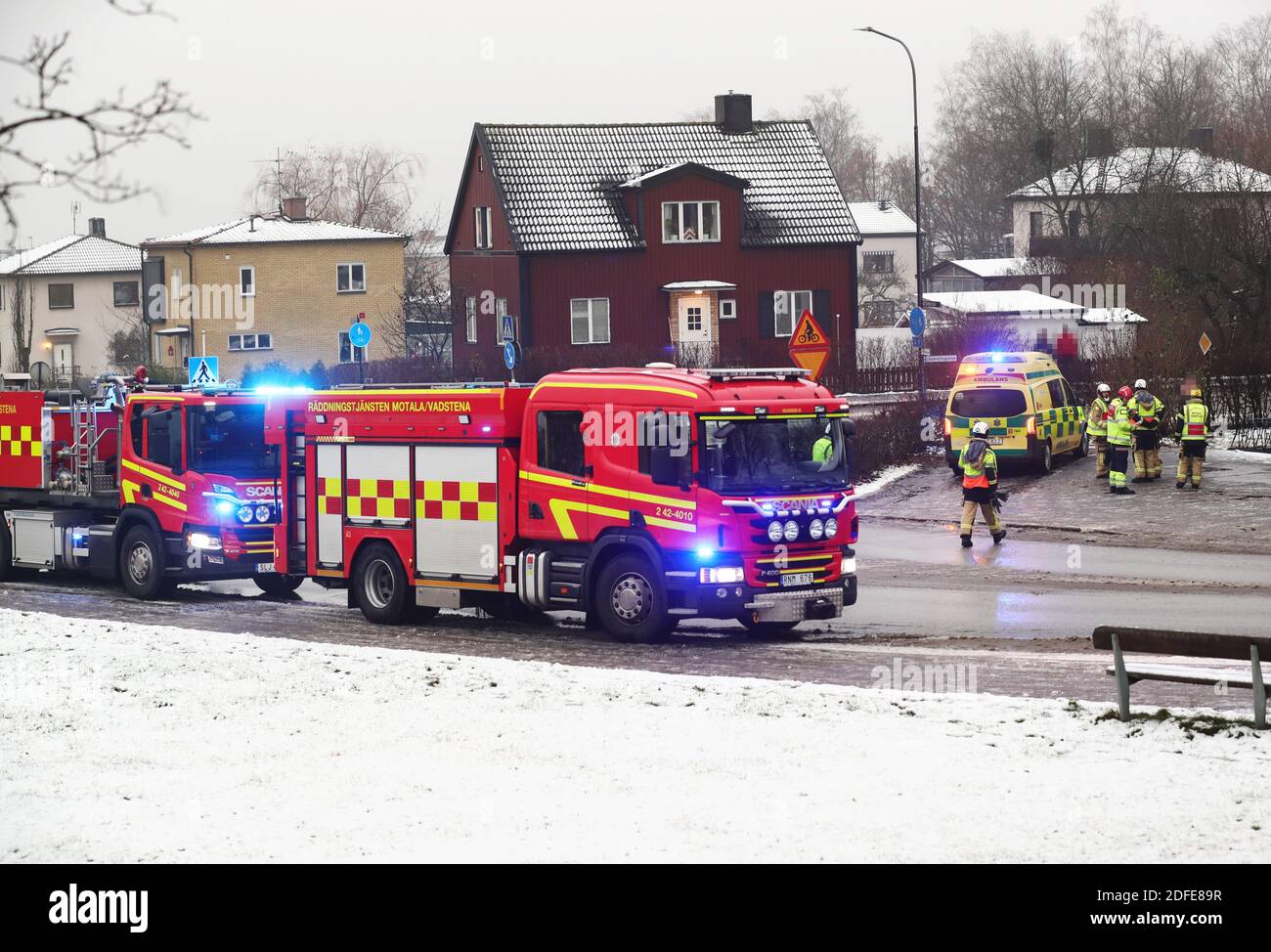 MOTALA, SCHWEDEN - 4. DEZEMBER 2020: Ein Auto fuhr aus unbekannten Gründen in ein Haus. Rettungsdienste, Polizei und Krankenwagen vor Ort. Foto Jeppe Gustafsson Stockfoto