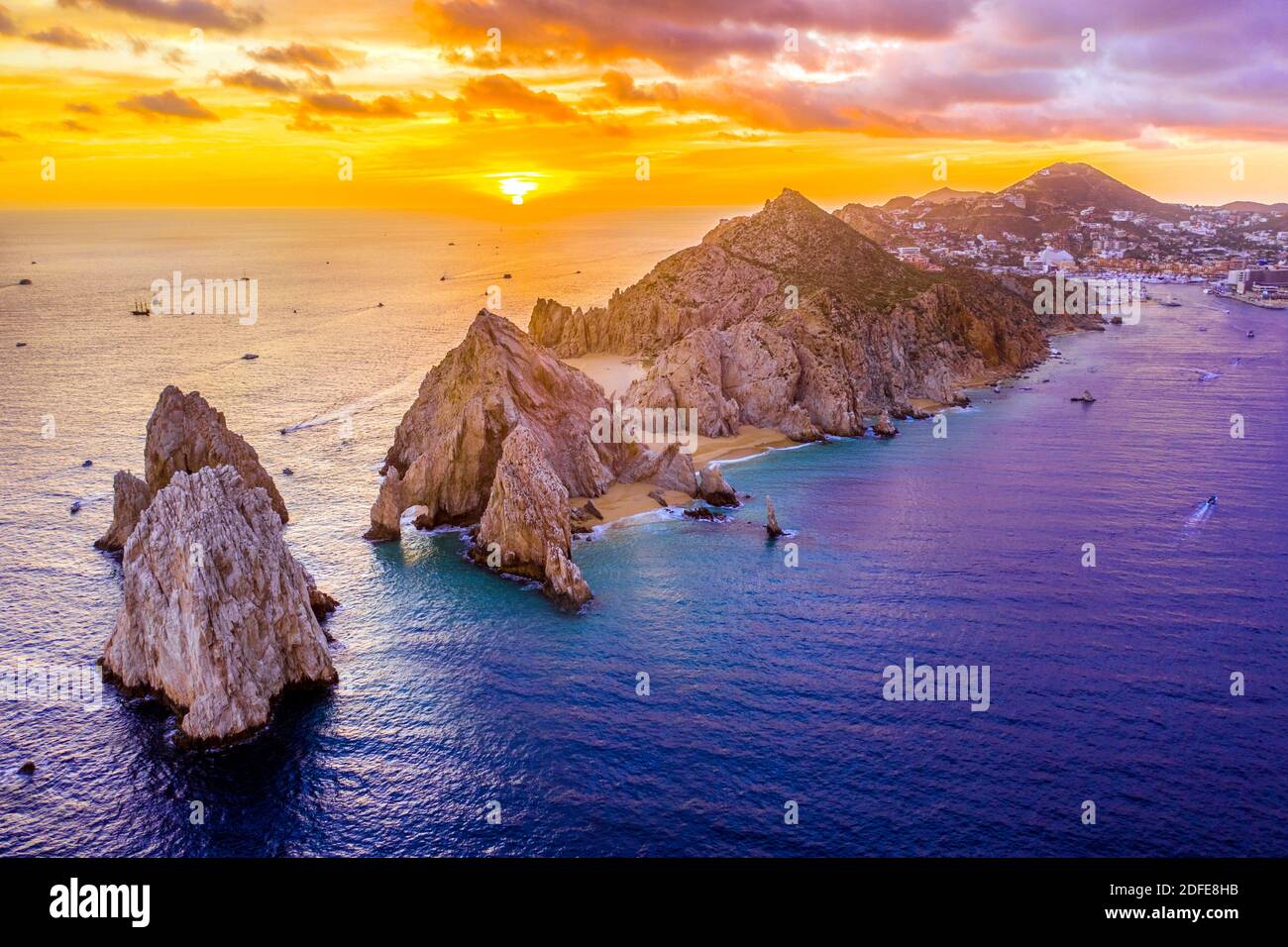 Luftaufnahme von Lands End, Cabo San Lucas, Mexiko bei Sonnenuntergang, Baja California Sur, mit der Cabo San Lucas Marina im Hintergrund Stockfoto