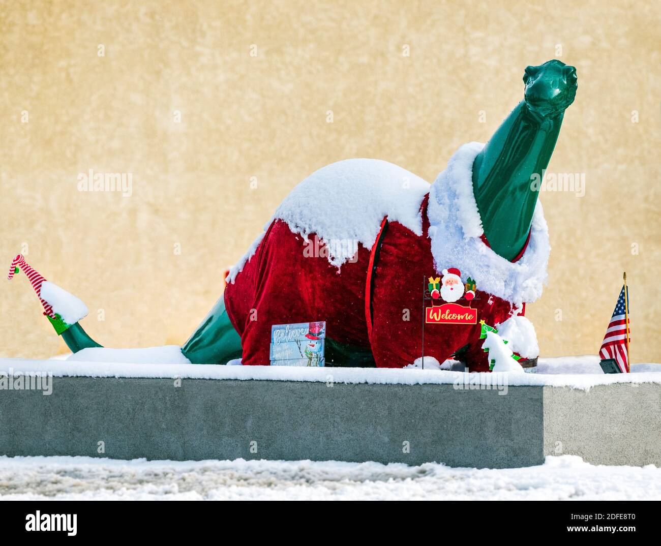 Dino, die Dinosaurier-Ikone von Sinclair Oil, dekoriert zu Weihnachten an der Sinclair Tankstelle; Salida; Colorado; USA Stockfoto